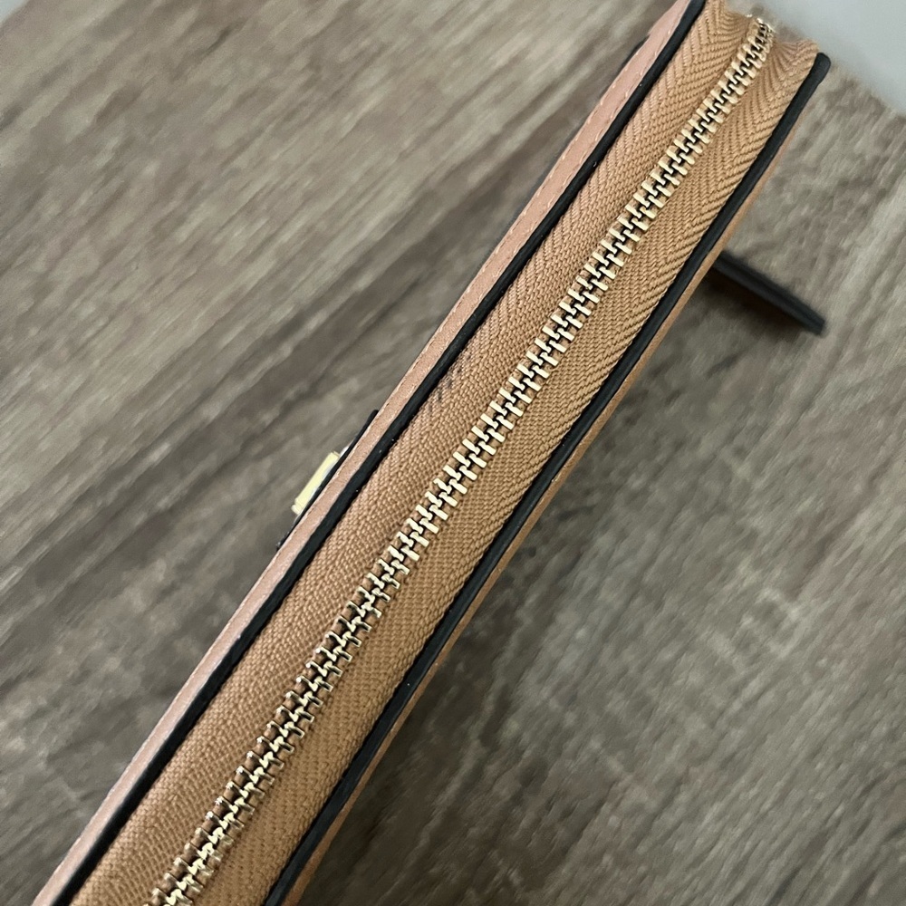 Tommy Hilfiger Camouflage Zip-Around Wallet - Picture 2 of 5